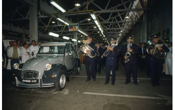 IL 27 LUGLIO 1990, L’ULTIMA 2CV USCIVA DALLA PRODUZIONE E ANCORA OGGI E’ UNA VETTURA LEGGENDARIA
