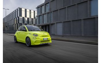 The Abarth 500e wins its first award: the prestigious Autonis design award by Auto Motor und Sport
